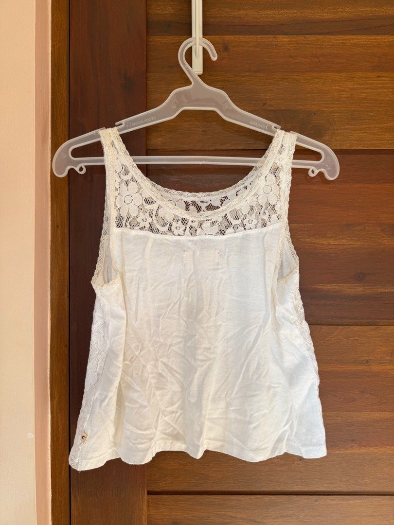 Hollister White Lace Top (Category: Sleeveless) located in Antipolo. Submitted by reeanaaa_ (Listing ID 1416309397, Image 2). Description: .