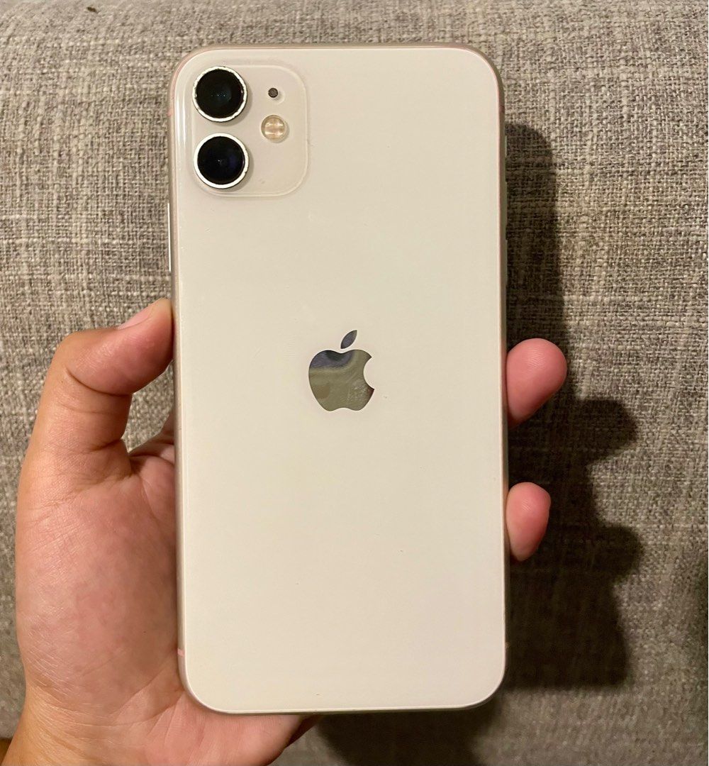 Iphone 11 64gb smart locked (Category: iPhone 11 Series) located in San Juan City. Submitted by prelovedstuff_01 (Listing ID 1416337025, Image 1). Description: UNIT ONLY. Smart locked. Tempered glass lang ung basag 64gb Batt health 75% Issue: LCD as seen sa photos, minsan okay siya then minsan hindi. .