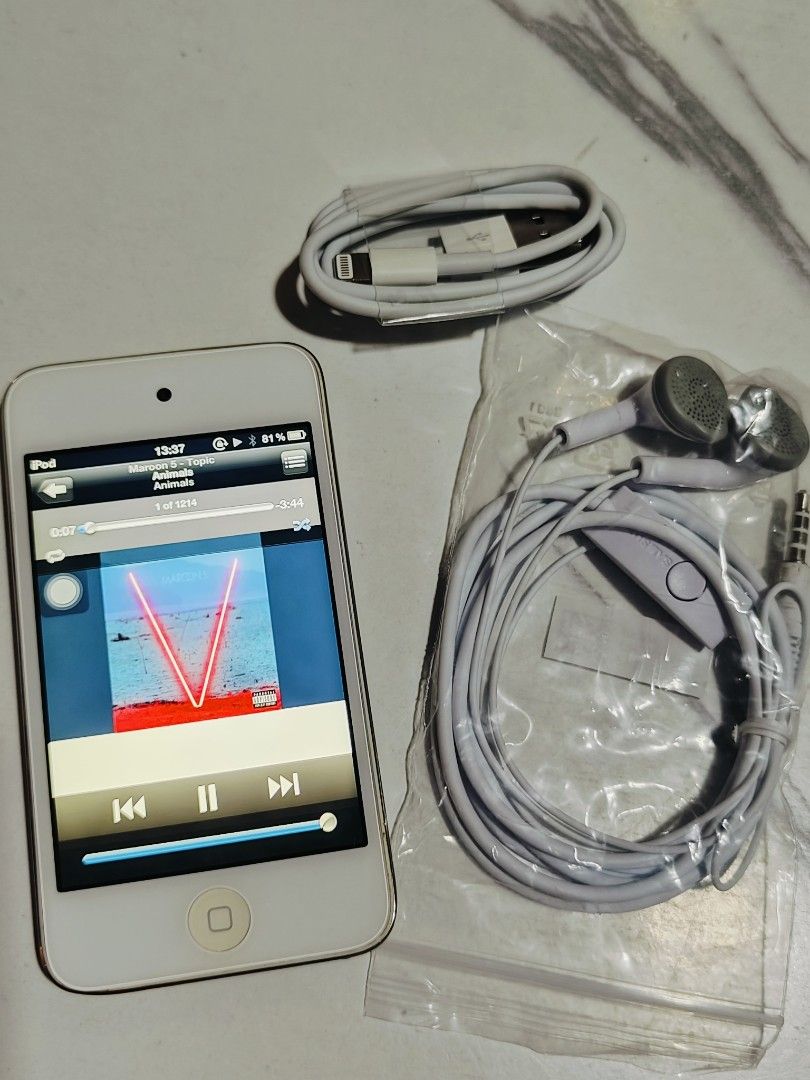 iPod touch 4- 32gb White (Category: Portable Music Players) located in Quezon City. Submitted by jkionaire17 (Listing ID 1416269053, Image 1). Description: 🎧📱 CLASSIC APPLE DEAL – iPod touch 4th Gen 📱🎧 iPod touch 4 • 32GB ✔️ 85% smooth unit ✔️ All working ✔️ With games installed 🎮 ✔️ 1,000 Spotify songs + music videos 🎶📽️ ⚠️ Screen has slight dark spot in the middle but not noticeable during use 💸 For only ₱1,799 — super sulit for music l