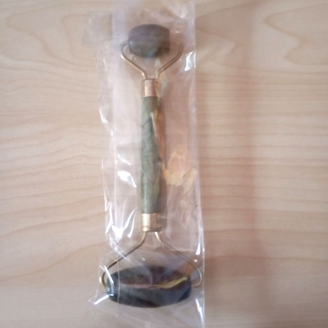 Jade Roller (Category: Face Care) located in Quezon City. Submitted by ana-chan (Listing ID 1416224095, Image 2). Description: Jade Roller for facial massage. Made with jade stone..