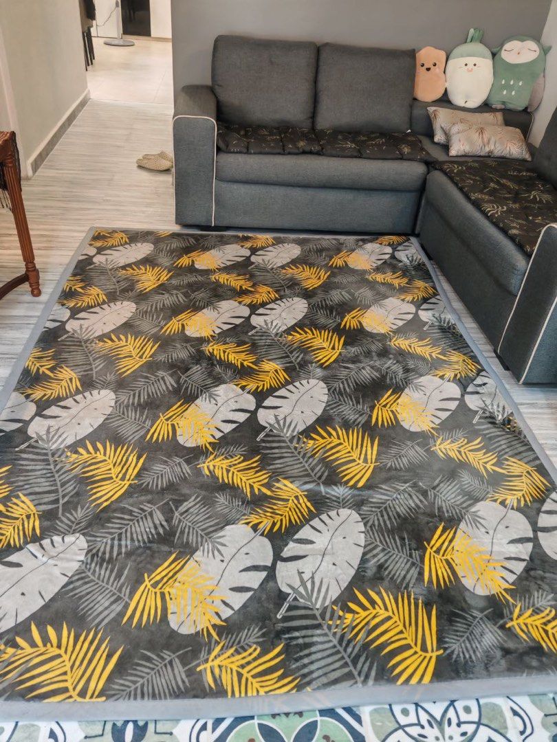 Leaf Pattern Carpet (Category: Carpets, Mats & Flooring) located in Kuala Lumpur. Submitted by harisuk (Listing ID 1416354931, Image 2). Description: XXL size - Eye-catching leaf pattern in gray, yellow, and white - Rectangular shape - Made of soft, plush material - Features a gray border - Ideal for living rooms and bedrooms.