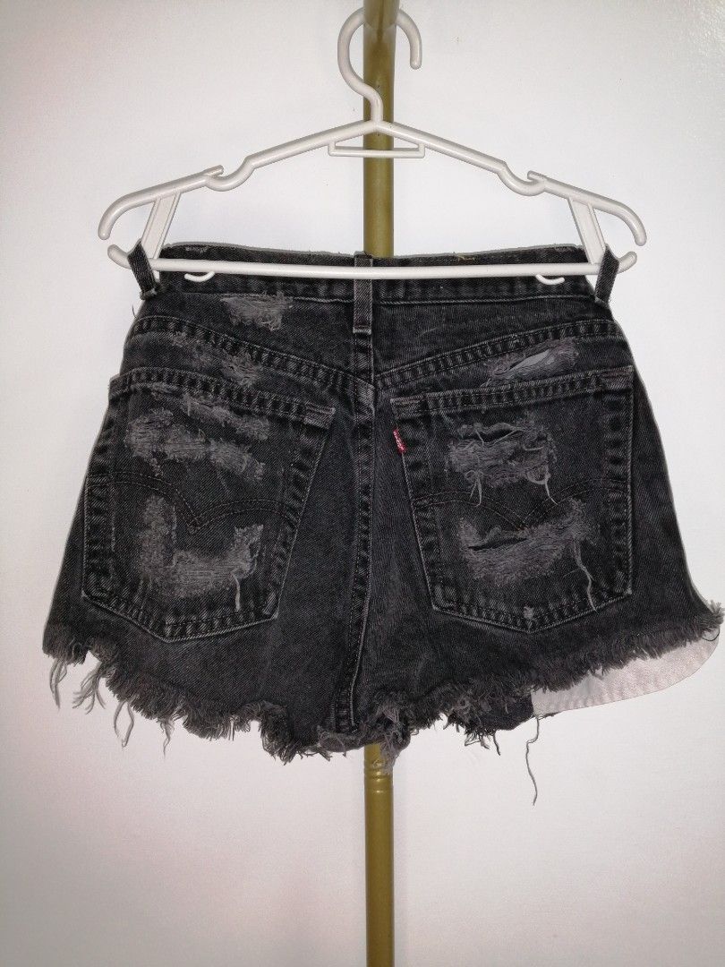 Levis Black Ripped Shorts (Category: Shorts) located in Liliw. Submitted by r.things (Listing ID 1416241198, Image 2). Description: 26 inches.