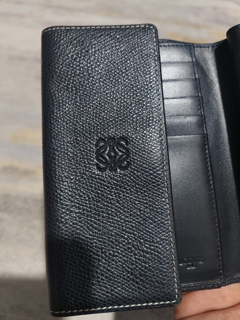 LOEWE TRIFOLD WALLET (Category: Luxury Bags & Wallets) located in Baguio. Submitted by igorotak.111.taraki.com (Listing ID 1416343348, Image 3). Description: FS LOEWE LEATHER TRIFOLD WALLET MADE IN SPAIN V.GOOD CONDITION NO ISSUES SOLID NITO ♥️ BOTH UNISEX.