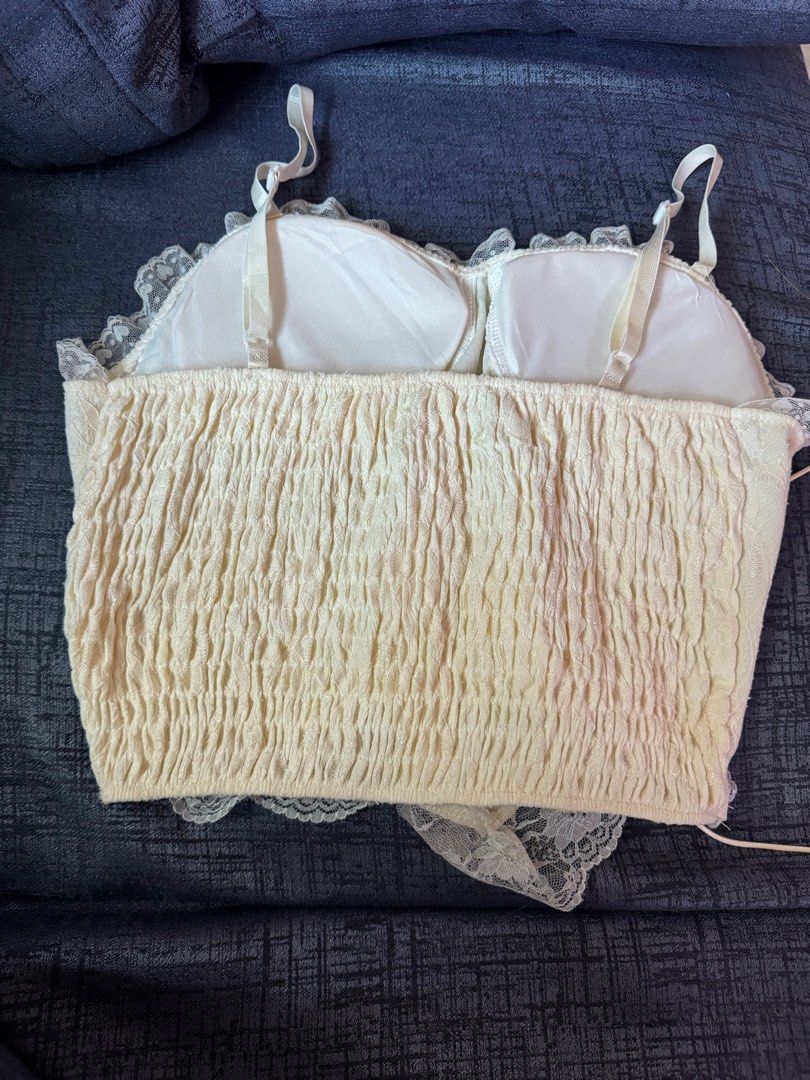 MIYOU Soft Courset Top Cream Sleeveless With Padding Stretchy (Category: Sleeveless) located in Jaen. Submitted by yeshoe (Listing ID 1416277264, Image 2). Description: bought sa live orange app used once only super stretchy with padding fit s-m.
