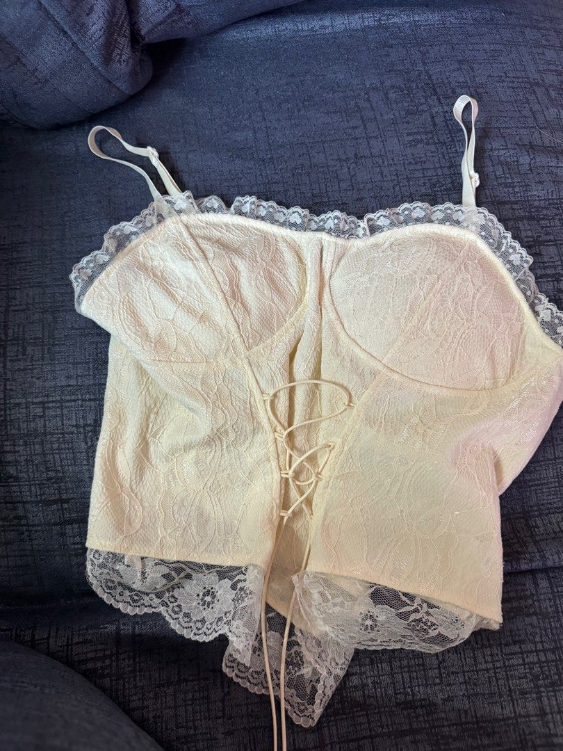 MIYOU Soft Courset Top Cream Sleeveless With Padding Stretchy (Category: Sleeveless) located in Jaen. Submitted by yeshoe (Listing ID 1416277264, Image 1). Description: bought sa live orange app used once only super stretchy with padding fit s-m.