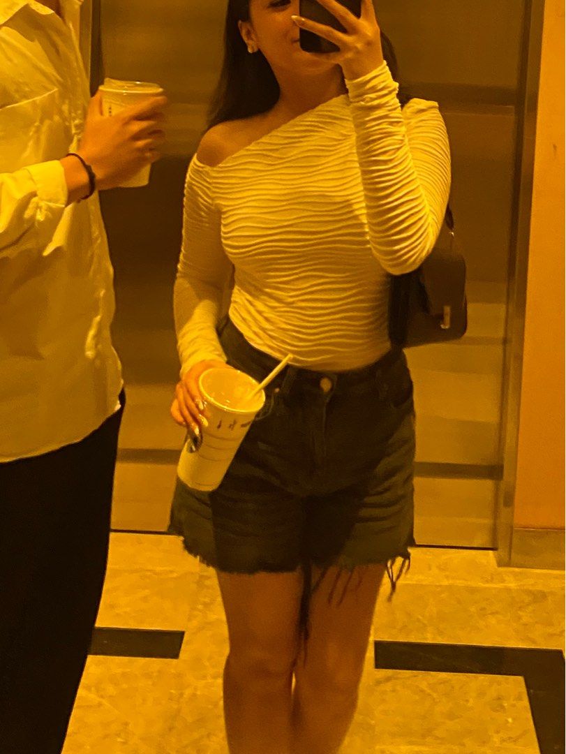 Assymetrical Longsleeves Top (Category: Others Tops) located in Manila. Submitted by maxiipeel (Listing ID 1416282844, Image 3). Description: White off-shoulder textured bodysuit. - can fit to XS-S - used but still in good condition Rfs: doesn’t fit me anymore.