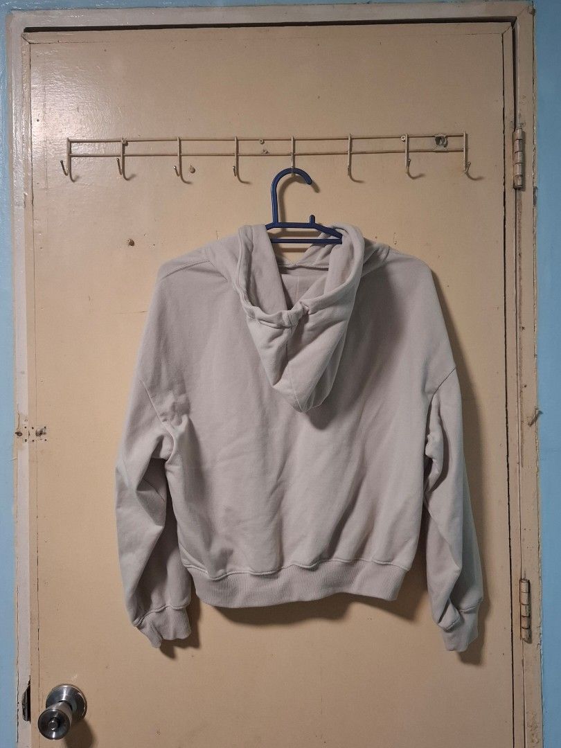 Oxygn Cropped Beige Oversized Hoodie Jacket (Category: Coats, Jackets and Outerwear) located in Binangonan. Submitted by httplus.xo (Listing ID 1416268866, Image 2). Description: 🌶 ITEM DETAILS OXGN CROPPED HOODIE Condition: (Pre-loved) Size on tag: XL Flaws (if any): NONE Measurements 🫧 Bust: 24" Waist: Hips: Length: 20" Sleeves: 18" 💌 REMINDERS • Please read the description carefully before purchasing. NO RETURN & NO EXCHANGE. • Feel free to