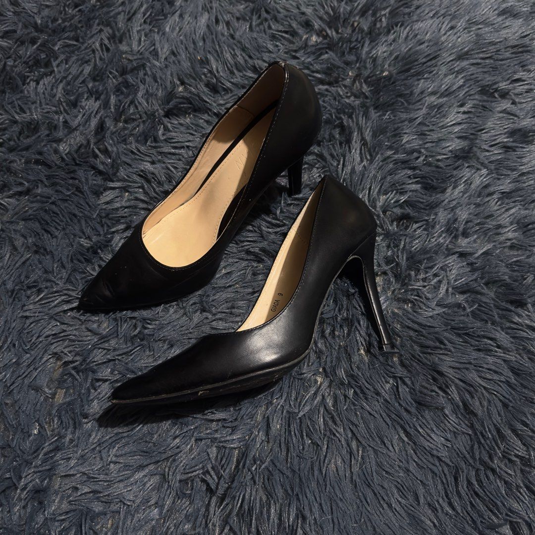 Parisian (Giadia) Black Pointed Heels - Size 9 (Category: Heels) located in Rizal. Submitted by chrisfinds (Listing ID 1416395994, Image 1). Description: - Black Giada heels - Size 9 - Pointed toe - Stiletto heel - Shows wear on tips and back - Beige inner sole - Smooth material.