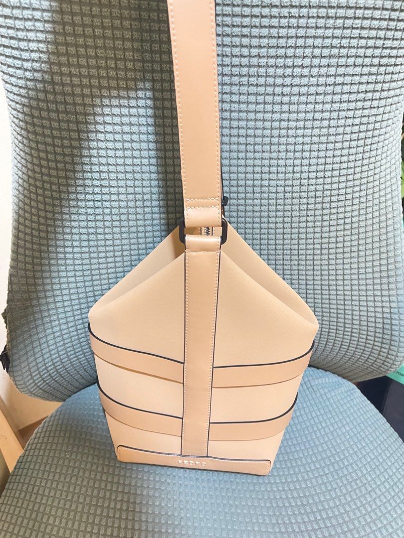 Pedro two way bag (Category: Shoulder Bags) located in Paranaque City. Submitted by timzells (Listing ID 1416343912, Image 2). Description: Used once Two way - shoulder/ backpack.