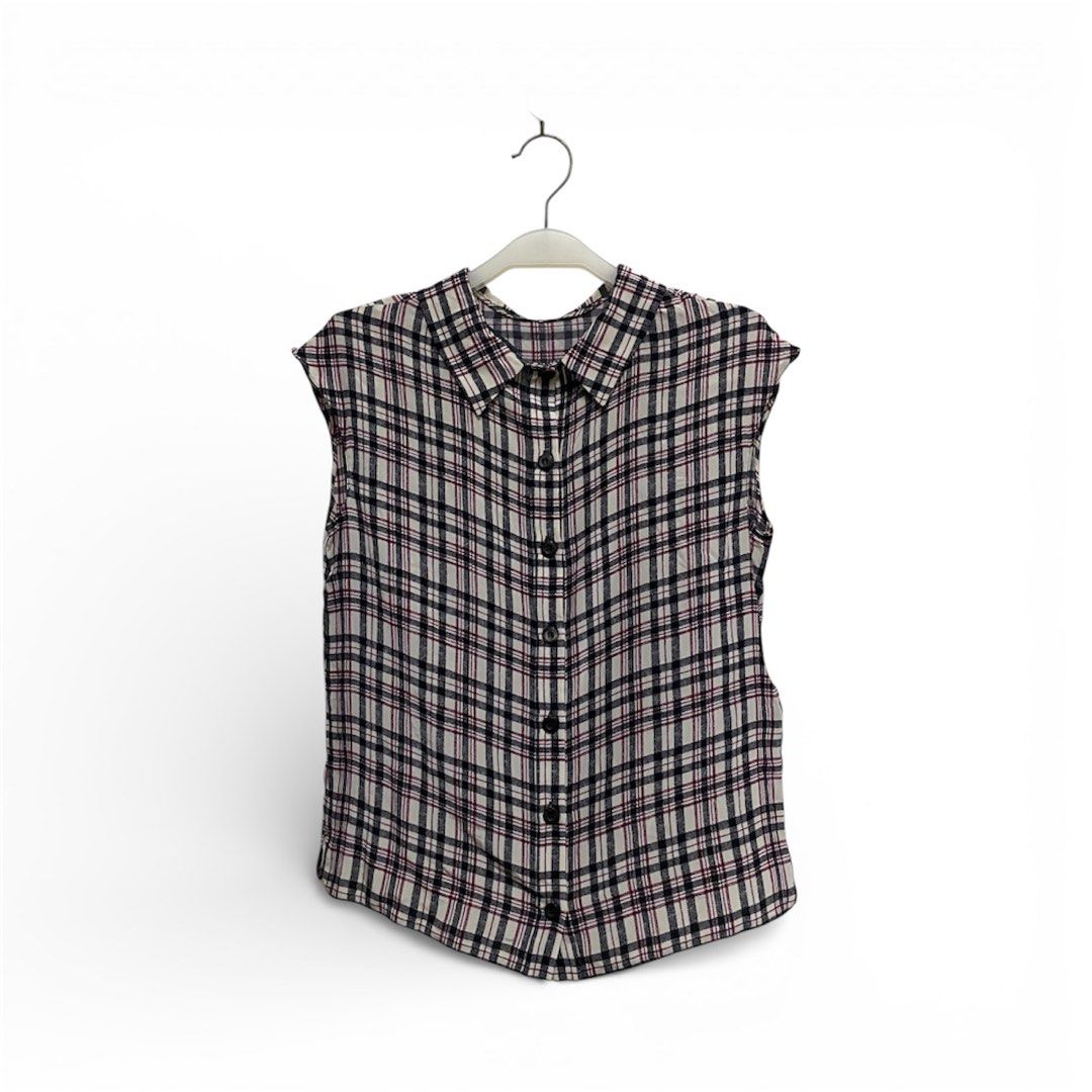 Prada (Category: Activewear) located in Gombak. Submitted by yj_bundle (Listing ID 1416366010, Image 2). Description: Size 40 Pit 18” Length 22.5” Made In Romania Condition 9/10.