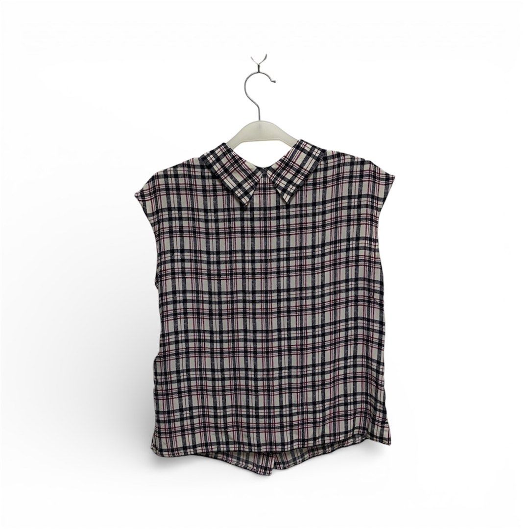 Prada (Category: Activewear) located in Gombak. Submitted by yj_bundle (Listing ID 1416366010, Image 3). Description: Size 40 Pit 18” Length 22.5” Made In Romania Condition 9/10.
