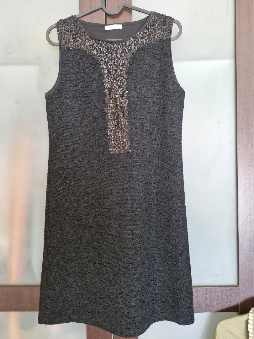 Promod Sleeveless Dress (Category: Dresses) located in Mandaluyong City. Submitted by chona_gg_299 (Listing ID 1416263218, Image 1). Description: - Promod sleeveless dress - Size: S - Color: Black - Features textured fabric - Embellishments around neckline and chest - Simple, elegant design.