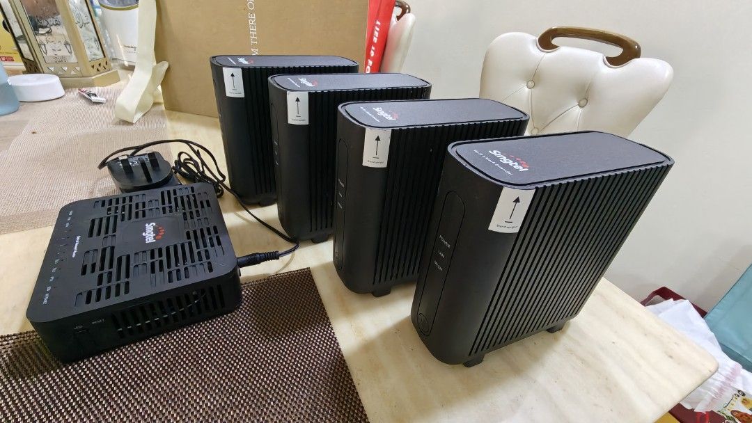 Singtel SkyNet Router Set - 1 optical router & 4 extenders, Computers ...