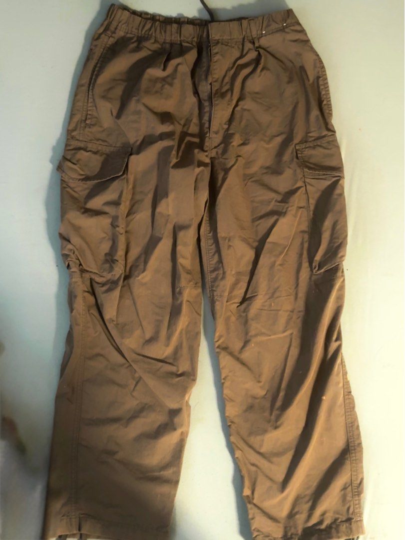 UNIQLO army green cargo pants (Category: Joggers) located in Caloocan City. Submitted by dhonv (Listing ID 1416306705, Image 1). Description: - UNIQLO - has minor bleach stains refer to the pictures - size refer to the dimes.
