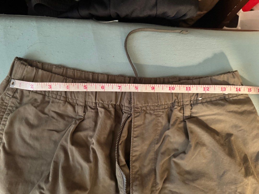 UNIQLO army green cargo pants (Category: Joggers) located in Caloocan City. Submitted by dhonv (Listing ID 1416306705, Image 2). Description: - UNIQLO - has minor bleach stains refer to the pictures - size refer to the dimes.