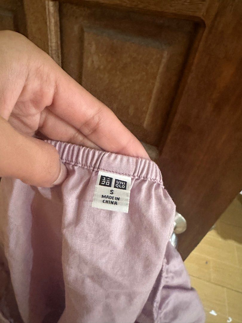 Uniqlo Square Neck Puff Sleeve Top (Category: Blouses) located in Baguio. Submitted by zafispicks (Listing ID 1416260991, Image 2). Description: - Uniqlo top - Size: S - Features: - Square neckline - Puff sleeves - Elasticated waist - Peplum hem - Color: Light purple - Made in China.