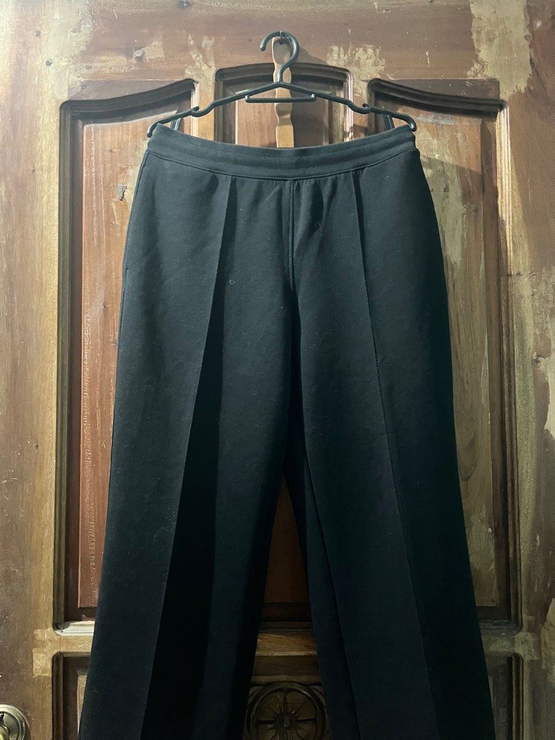 Uniqlo Sweat Pants (Black) (Category: Other Bottoms) located in Pasig City. Submitted by heiaddie (Listing ID 1416312938, Image 1). Description: .