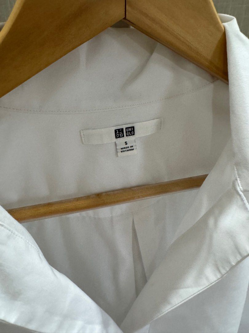 Uniqlo White Shirt (Category: Shirts) located in Tarlac. Submitted by abromo (Listing ID 1416241642, Image 2). Description: - Uniqlo white shirt - Size: Small - Features a collared neckline - Short sleeves - Made in Vietnam.
