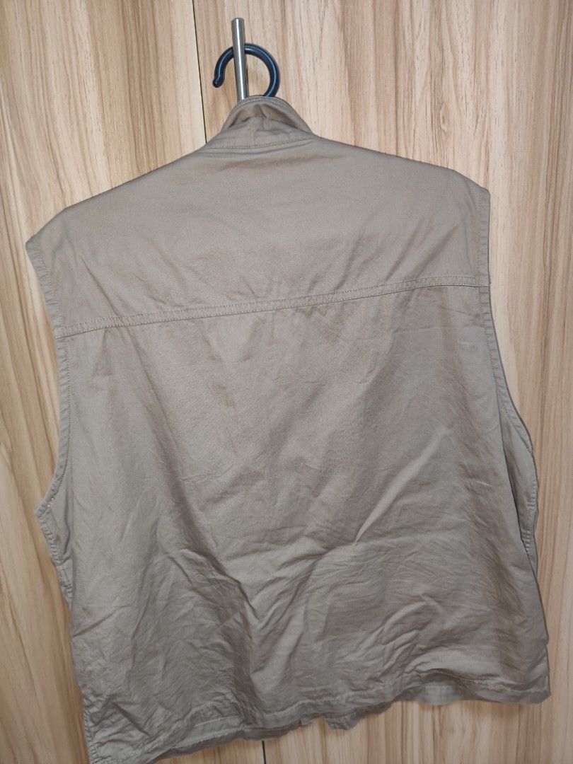 Vintage Vest with Multiple Pockets (Category: Vests) located in Quezon City. Submitted by yyyahhhhhh (Listing ID 1416273003, Image 2). Description: - Vintage zip-up vest Vintage Outdoor - Features multiple pockets - Stand-up collar - Neutral color - Lightweight material - Ideal for layering - Classic design - Brand tag present.