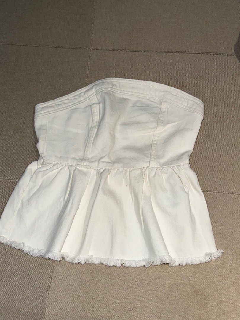 H&M White Denim Tube Top (Category: Others Tops) located in Manila. Submitted by imunchoneverything (Listing ID 1416343324, Image 2). Description: - White denim tube top - Strapless design - Structured bodice with stitching details - Frayed hem for a casual look - Great with high-waisted bottoms -DM for questions -Jnt or lalamove -online payment -meetup is possible .