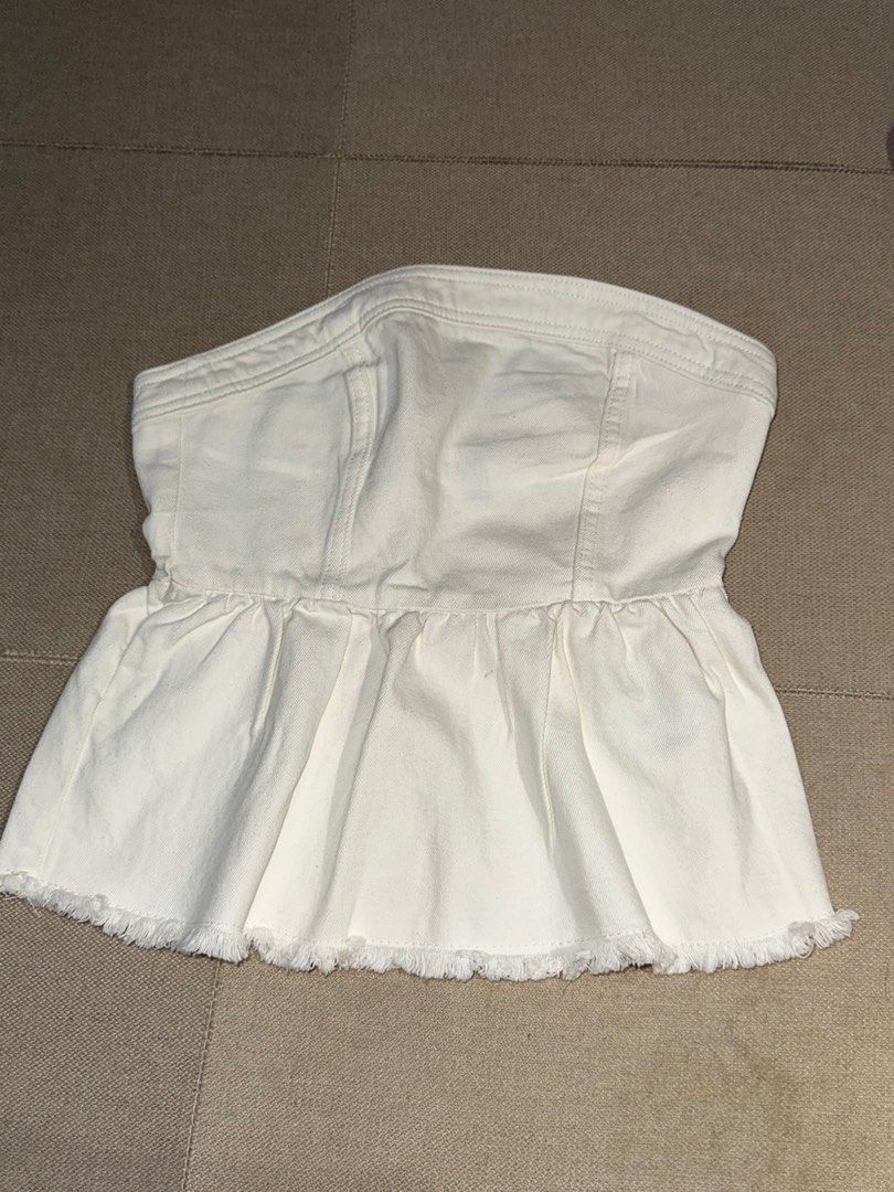 H&M White Denim Tube Top (Category: Others Tops) located in Manila. Submitted by imunchoneverything (Listing ID 1416343324, Image 1). Description: - White denim tube top - Strapless design - Structured bodice with stitching details - Frayed hem for a casual look - Great with high-waisted bottoms -DM for questions -Jnt or lalamove -online payment -meetup is possible .
