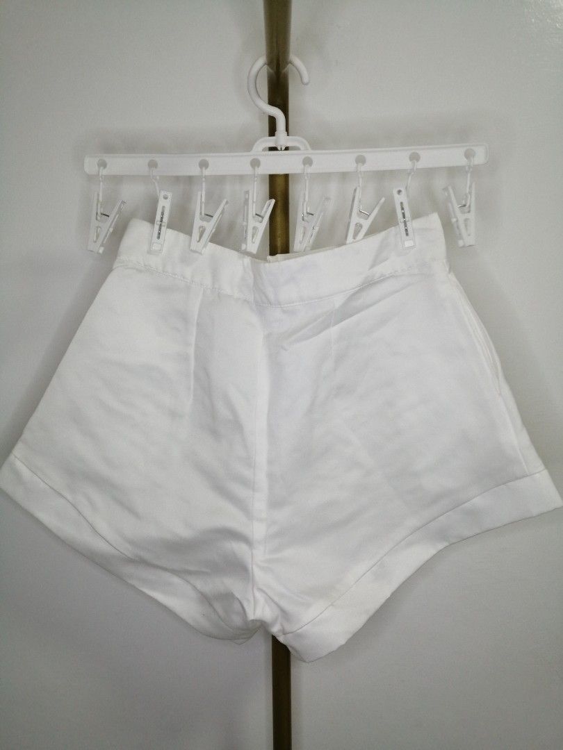 White Shorts (Category: Shorts) located in Liliw. Submitted by r.things (Listing ID 1416242705, Image 2). Description: 26 inches Very good condition.