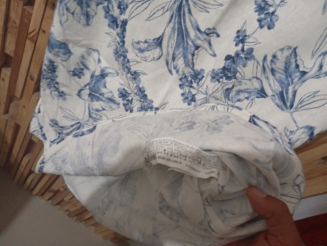 Zara Floral Print Top - Size M (Category: Blouses) located in Quezon City. Submitted by mcenon35 (Listing ID 1416362196, Image 3). Description: shoulder- armpit-23" Lenght-23" Zara floral top - Size: M - Features: Round neckline, short sleeves - Color: White base with blue floral print - Made in Morocco - Original price tag attached.
