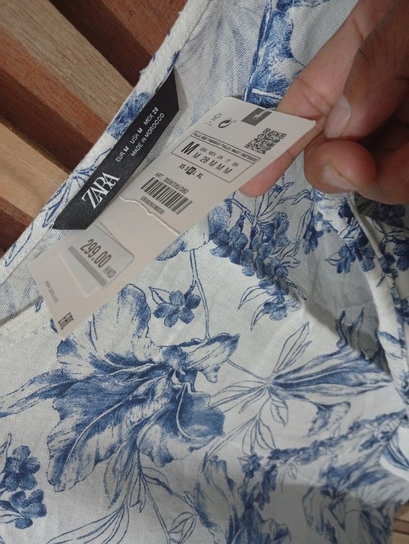 Zara Floral Print Top - Size M (Category: Blouses) located in Quezon City. Submitted by mcenon35 (Listing ID 1416362196, Image 2). Description: shoulder- armpit-23" Lenght-23" Zara floral top - Size: M - Features: Round neckline, short sleeves - Color: White base with blue floral print - Made in Morocco - Original price tag attached.