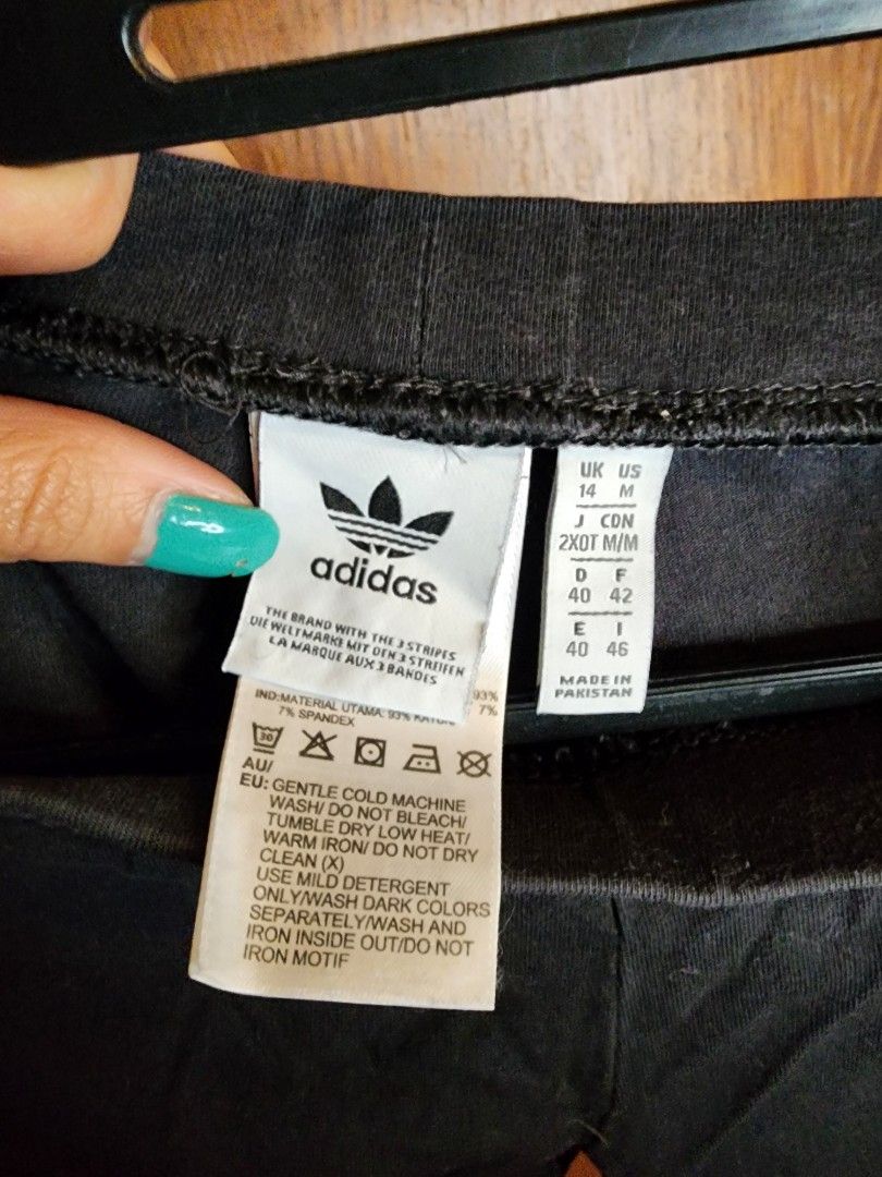 ADIDAS 3-STRIPES LEGGINGS BLACK (Category: Activewear) located in Muntinlupa City. Submitted by trishdlf (Listing ID 1416576478, Image 3). Description: - Adidas leggings - Store bought - Black with white stripes - Size: M - Fabric: Breathable cotton, more for lifestyle than for gym Discounts for 3 or more items MOP: BPI/Gcash Shipping thru Gogoxpress c/o buyer .