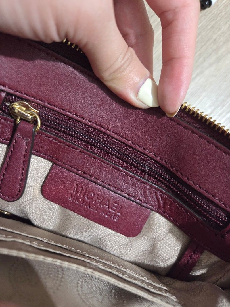 AUTHENTIC Michael Kors Florence Mini Messenger Bag (Claret/Maroon) (Category: Luxury Bags & Wallets) located in Quezon City. Submitted by keiyeen (Listing ID 1416492508, Image 2). Description: This is a genuine MICHAEL Michael Kors item, perfect for carrying essentials with its hands-free crossbody design. Item Details Brand: Michael Kors (MK) Style: Florence Mini Messenger Bag / Crossbody Bag Color: Claret Red / Maroon / Burgundy (Gold-tone hard
