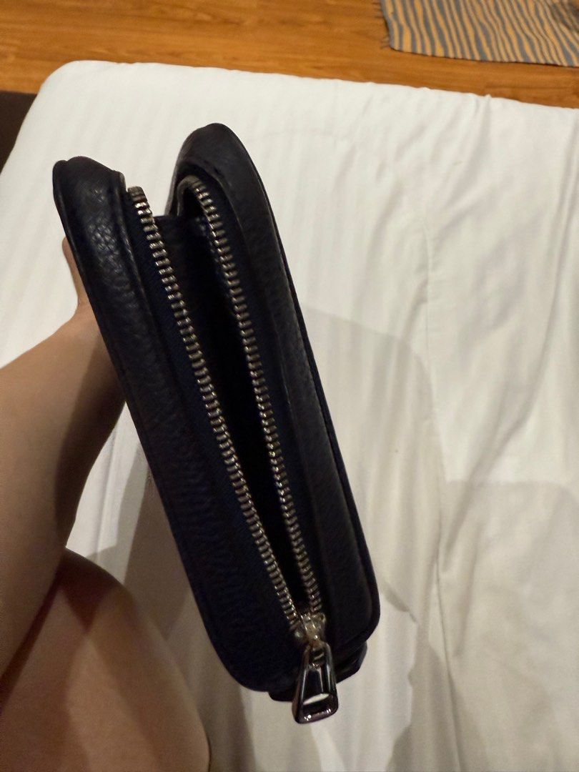 BALLY Correy Zip Clutch (Category: Luxury Bags & Wallets) located in Mandaluyong City. Submitted by mitchies (Listing ID 1416462792, Image 1). Description: BALLY Correy Zip Clutch Excellent condition .