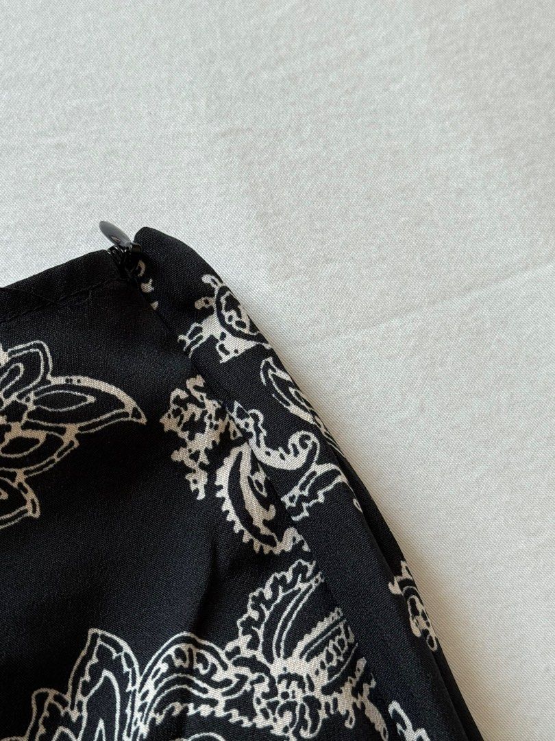 Black Paisley Print Skirt (Category: Skirts) located in Pasig City. Submitted by parisshopping (Listing ID 1416504430, Image 3). Description: PAISLEY PRINT MIDI SKIRT for Php 259 ‼️❤️ Soooo cute. With tie detail and zipper closure :).