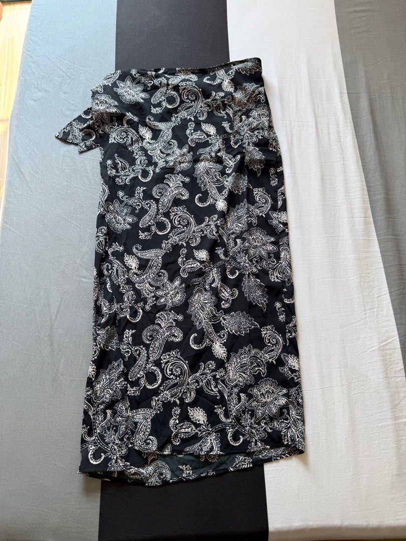Black Paisley Print Skirt (Category: Skirts) located in Pasig City. Submitted by parisshopping (Listing ID 1416504430, Image 1). Description: PAISLEY PRINT MIDI SKIRT for Php 259 ‼️❤️ Soooo cute. With tie detail and zipper closure :).