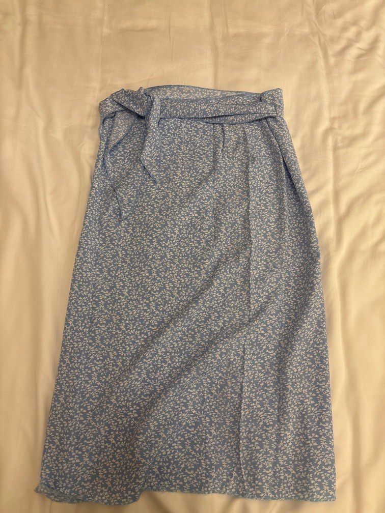 Blue Floral Wrap Midi Skirt (Category: Skirts) located in Manila. Submitted by b_fashion_closet (Listing ID 1416577059, Image 2). Description: .