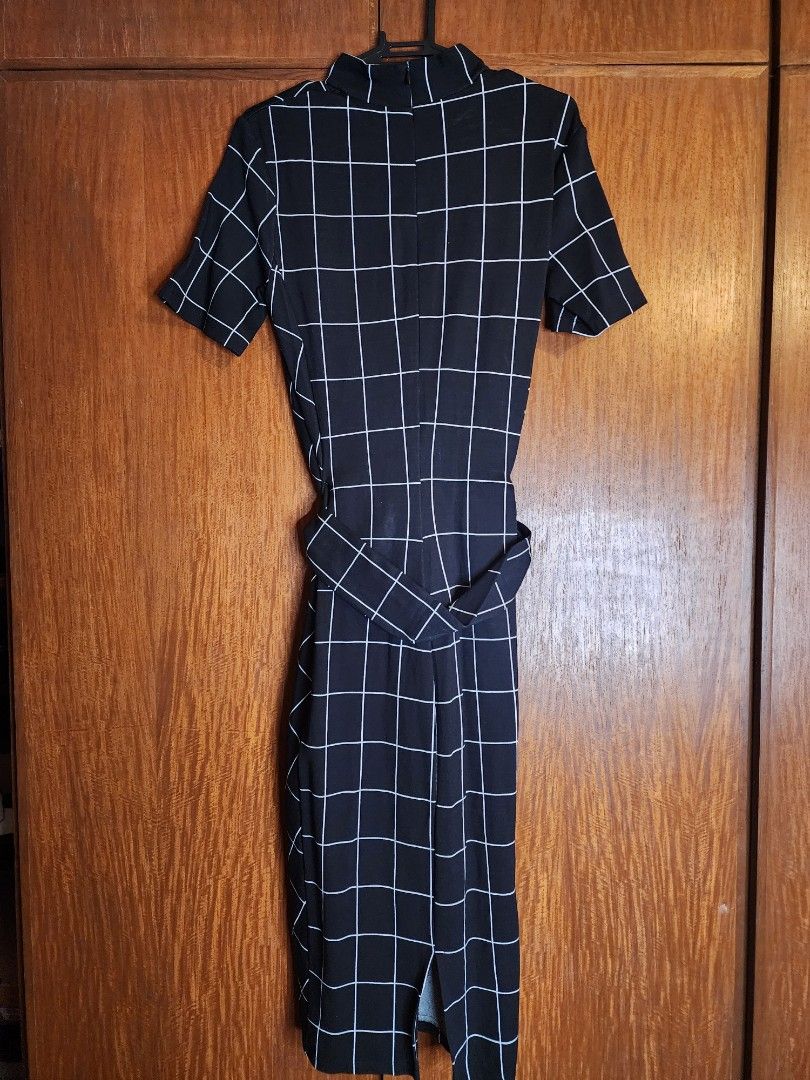 BNWOT ZARA CHECKERED DRESS (Category: Dresses) located in Muntinlupa City. Submitted by trishdlf (Listing ID 1416572942, Image 2). Description: - BNWOT Zara Basic dress - Store bought - Checkered pattern - Body-hugging - Classic collar - Short sleeves - Midi length - Size: EUR/USA M, MEX 28 - Unused but no more tag Discounts for 3 or more items MOP: BPI/Gcash Shipping thru Gogoxpress c/o buyer.