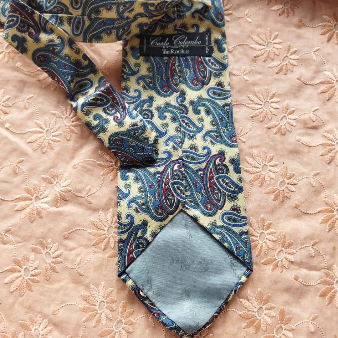 Carlo Colombo Paisley Tie (Category: Ties) located in Santa Cruz. Submitted by madonnaching (Listing ID 1416475958, Image 2). Description: - Carlo Colombo tie - Classic paisley pattern - Colors: Blue, red, cream - Brand: Tie Rack - Material: Smooth, likely silk - Adds a touch of elegance.