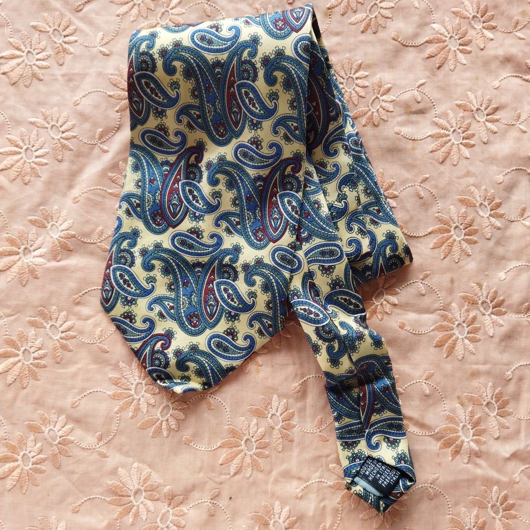 Carlo Colombo Paisley Tie (Category: Ties) located in Santa Cruz. Submitted by madonnaching (Listing ID 1416475958, Image 1). Description: - Carlo Colombo tie - Classic paisley pattern - Colors: Blue, red, cream - Brand: Tie Rack - Material: Smooth, likely silk - Adds a touch of elegance.