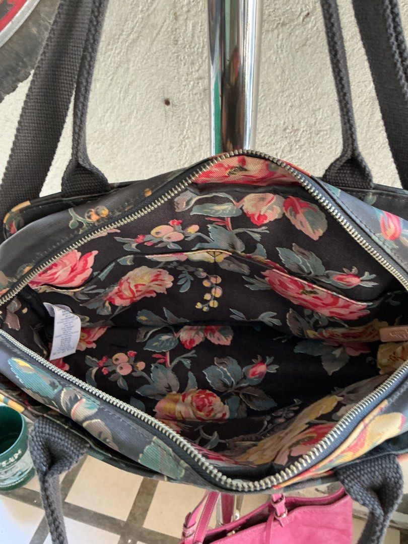 Cath Kidston Floral Handbag (Category: Tote Bags) located in Santa Maria. Submitted by marvi_declutter (Listing ID 1416536026, Image 2). Description: .