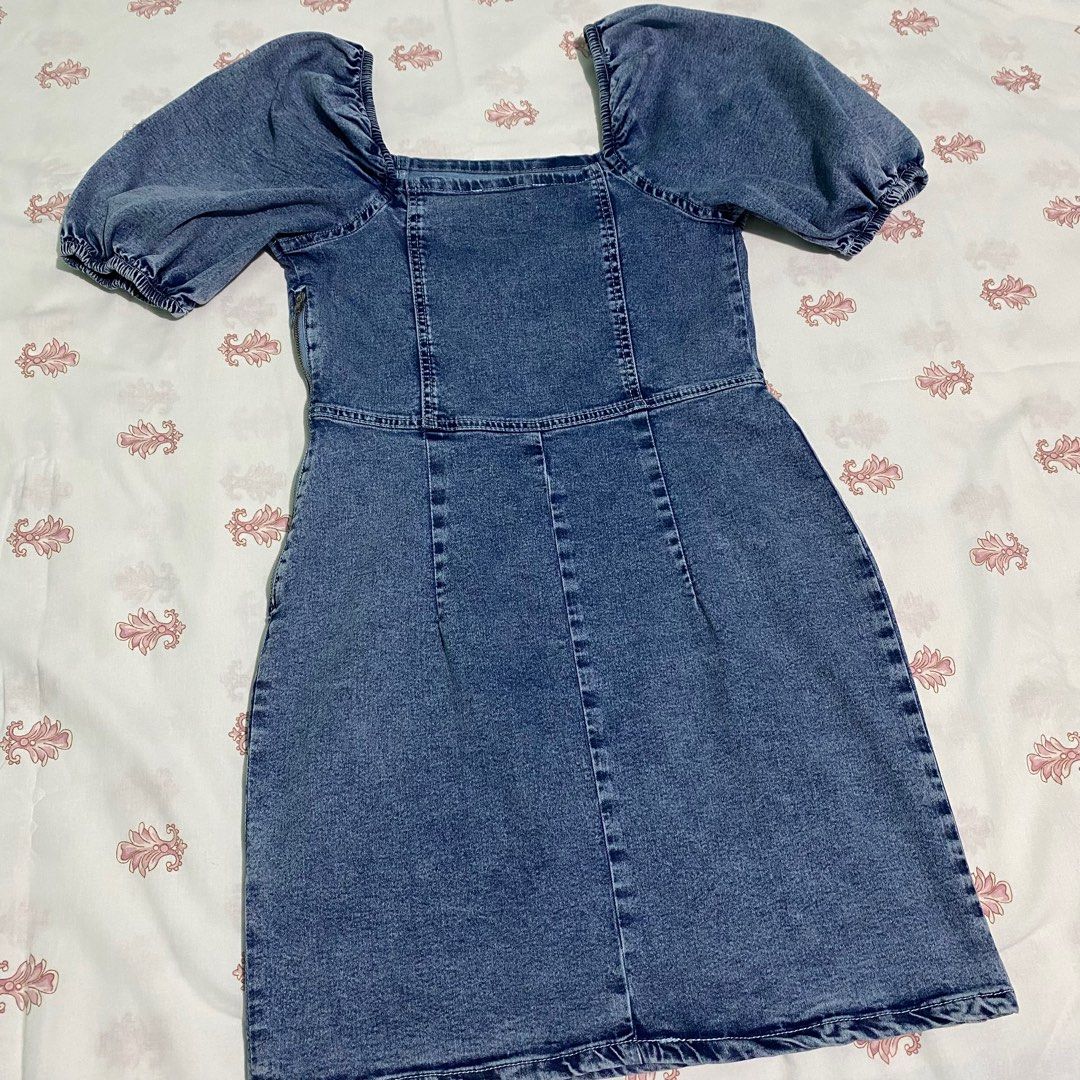 Denim Dress Square Neck Short Sleeve (Category: Dresses) located in Antipolo. Submitted by caredbypya (Listing ID 1416493403, Image 3). Description: Still Available❗️ Large on tag but best fit to Medium .