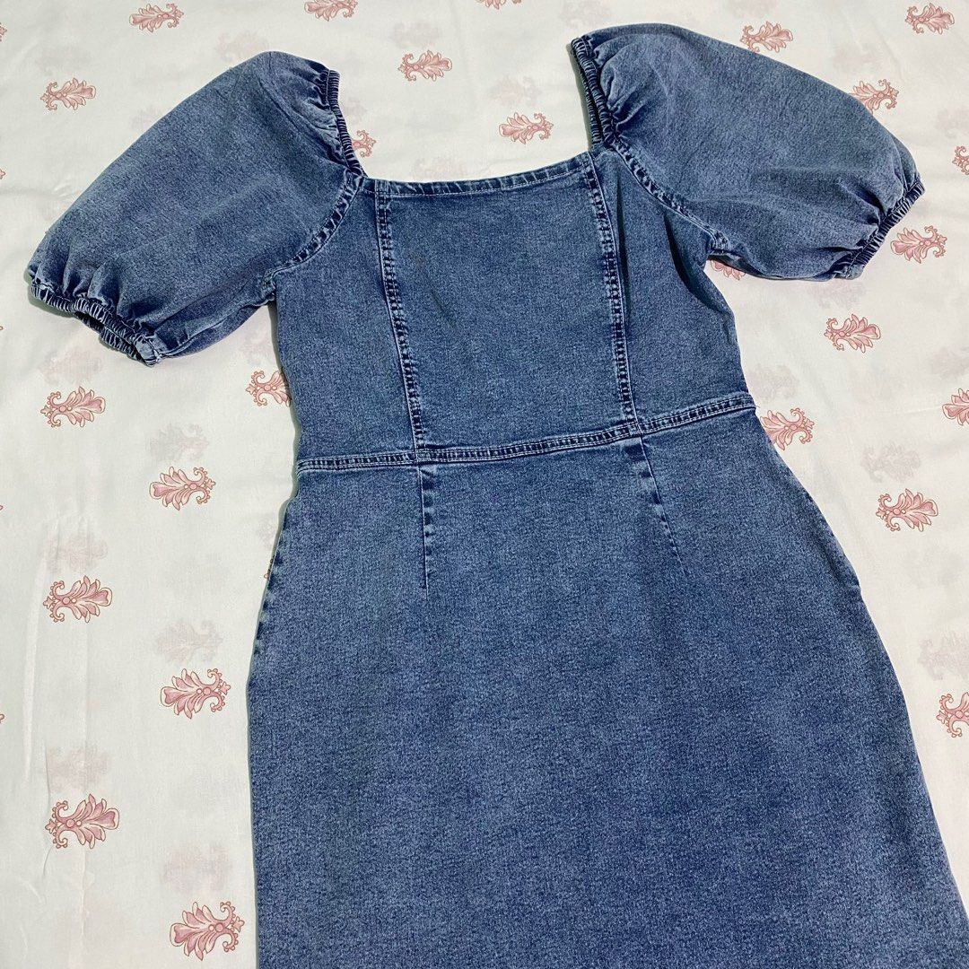 Denim Dress Square Neck Short Sleeve (Category: Dresses) located in Antipolo. Submitted by caredbypya (Listing ID 1416493403, Image 1). Description: Still Available❗️ Large on tag but best fit to Medium .