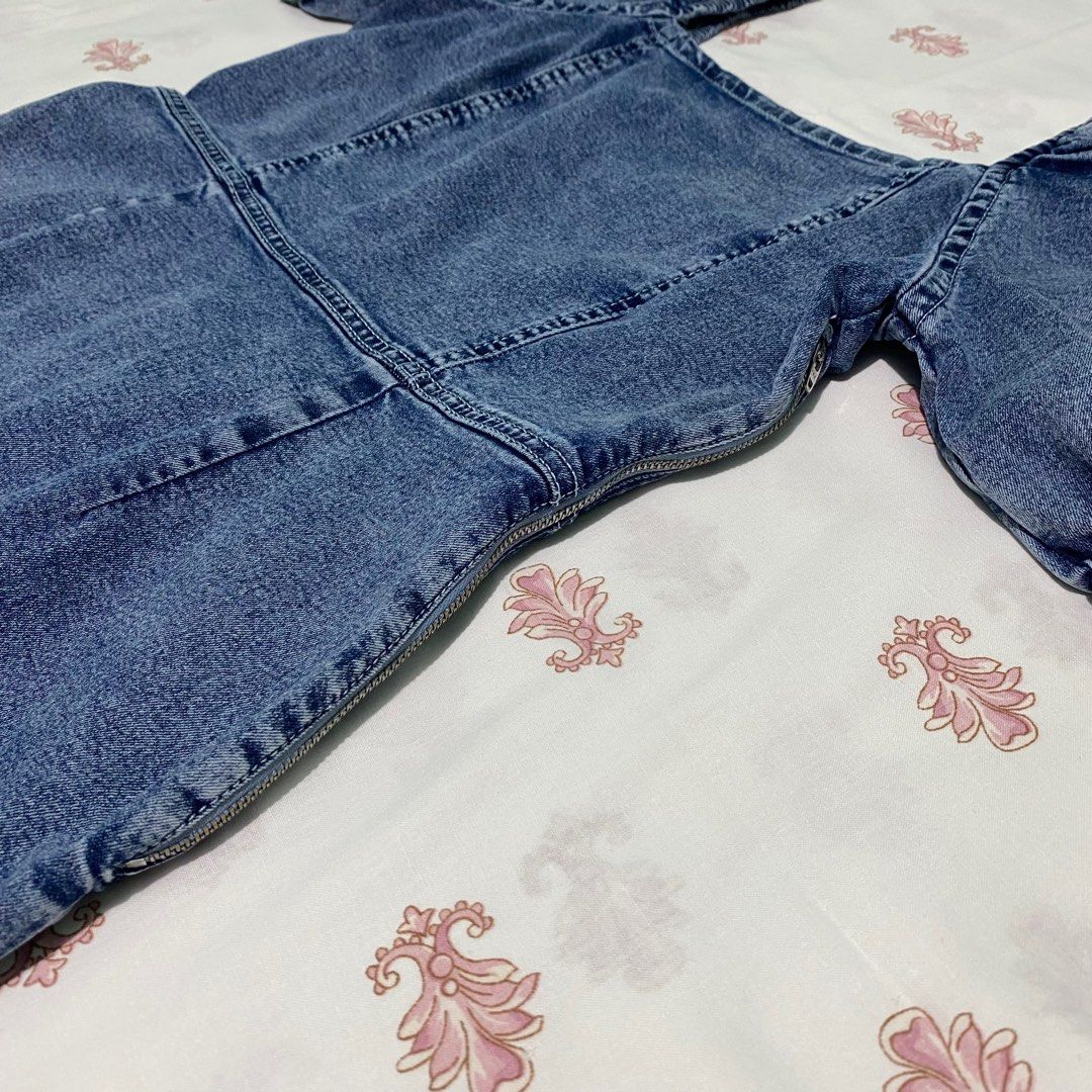 Denim Dress Square Neck Short Sleeve (Category: Dresses) located in Antipolo. Submitted by caredbypya (Listing ID 1416493403, Image 2). Description: Still Available❗️ Large on tag but best fit to Medium .