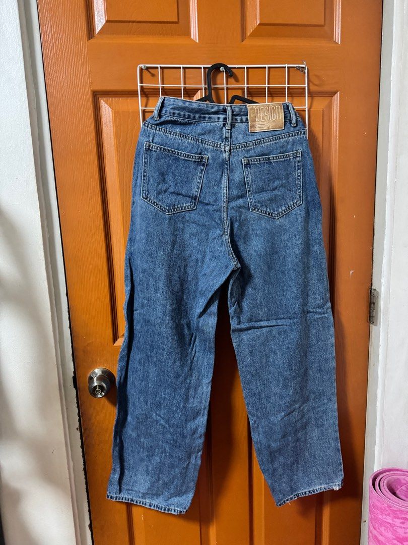 Design Jeans with Unique Pocket Detail (Category: Jeans) located in Mandaluyong City. Submitted by glampod (Listing ID 1416486480, Image 2). Description: LAST PRICE POSTED. All items are my personal clothes, priced at less than half their original price. Most were worn under 3x, with some worn only a few times. Pag madami po binili, may discount? WALA Rush po pay ko na now may LP pa po? WALA May when worn po kayo? WALA. What you see is what you g