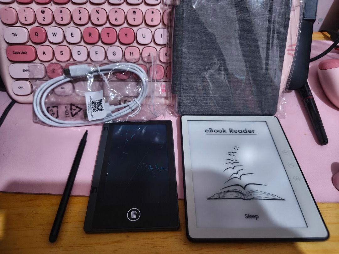 E-book Reader BK576 (Category: E-Readers) located in San Pedro. Submitted by yueyueika (Listing ID 1416495535, Image 2). Description: - E-book Reader BK576 - Modern and sleek design - Includes charging cable - Comes with a protective case - Ideal for reading on the go - Easy on the eyes screen.