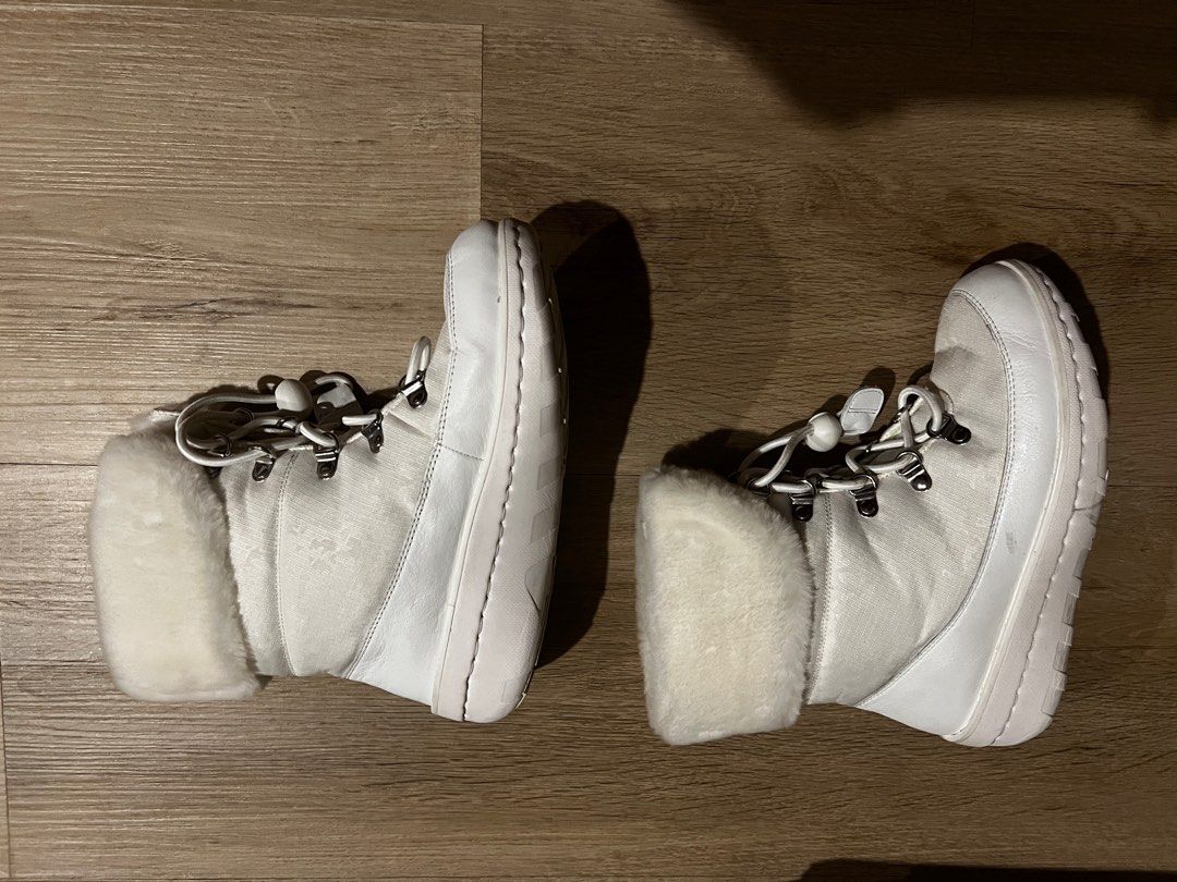 Fitflop Winter Boots US 5 UK 3 (Category: Boots) located in Quezon City. Submitted by jadeandjacob (Listing ID 1416435648, Image 2). Description: - Fitflop winter boots - US size 5 - Lace-up design - Fluffy, fur-like trim - Comes with original box - Unique Fitflop sole design.