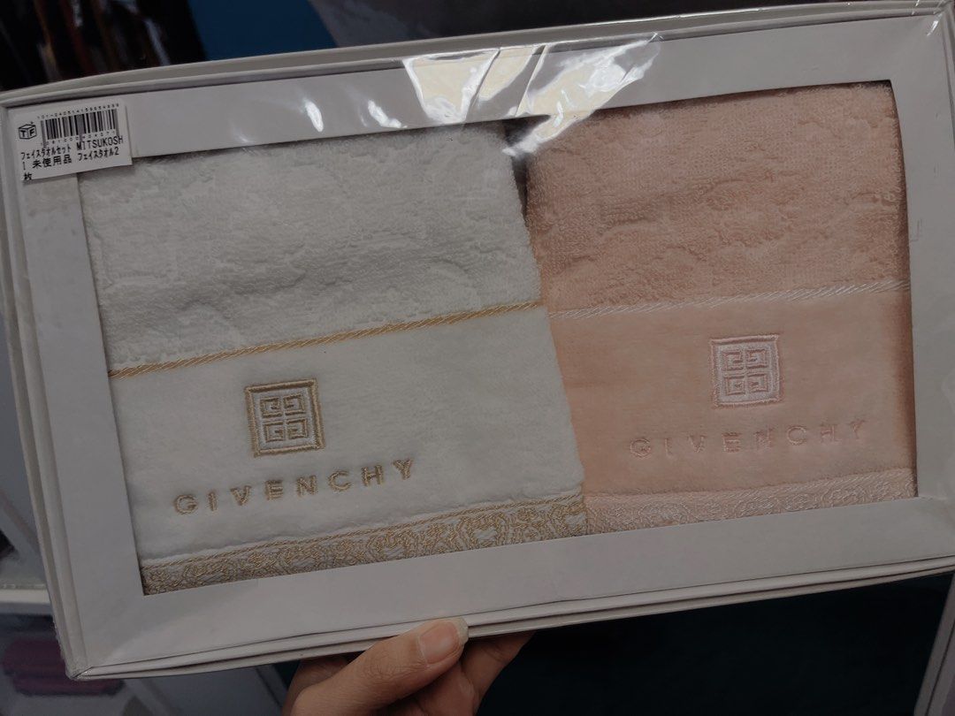 Givenchy Towel (Category: Towels, Napkins & Holders) located in Cavite. Submitted by theluxurybyaalheebotique (Listing ID 1416495348, Image 1). Description: 🇯🇵🇯🇵🇯🇵JAPAN Bookoff🇯🇵🇯🇵🇯🇵 100% Authentic 2pcs 🔔Last Price Posted Already! ‼️Sign of usage: see actual picture 👀Look closely to the image and make sure you are confirmed with the issue before minning. No return & No Refund Policy. Let’s not waste our TIME HERE. 🎞️All item shoot 