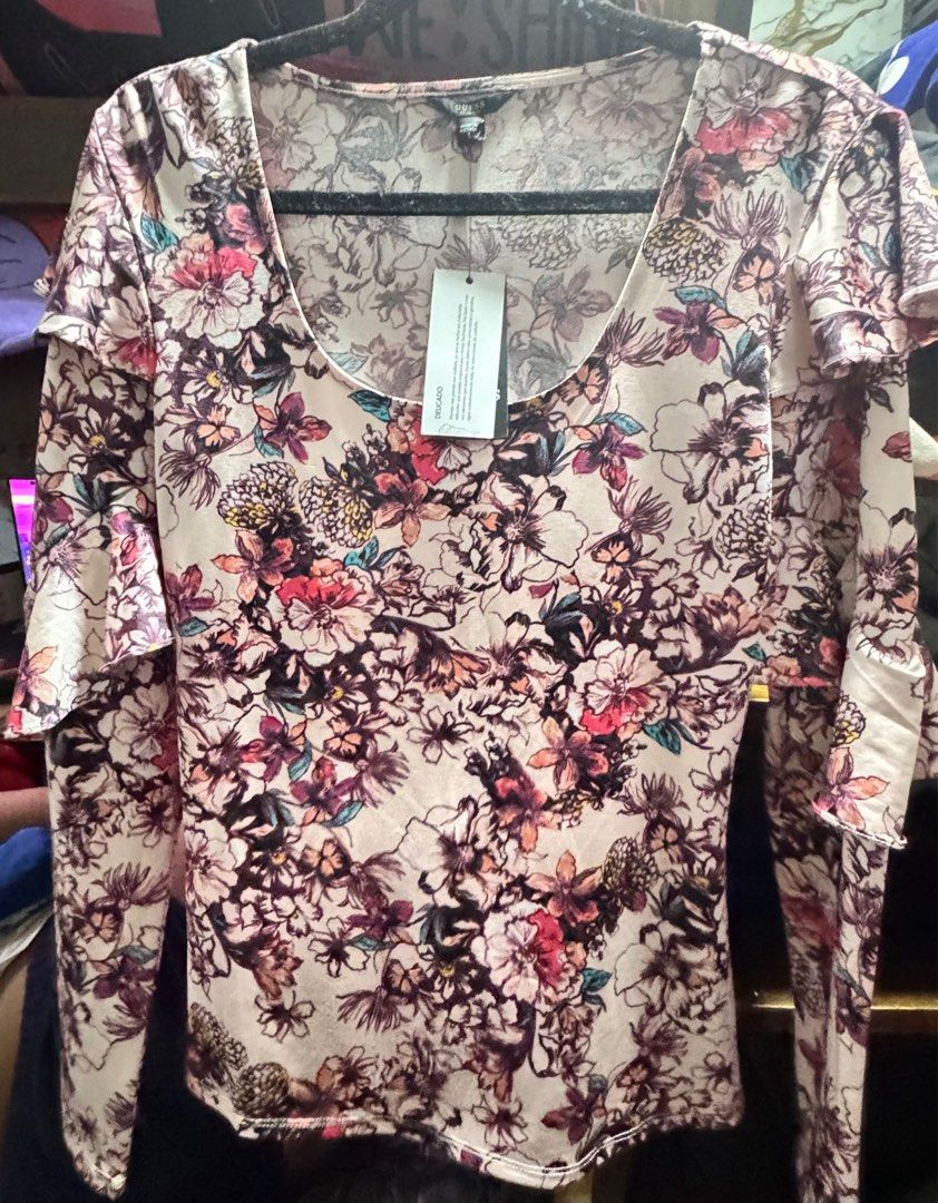 GUESS Bianka Long Sleeve Ruffle Top (Category: Blouses) located in Paranaque City. Submitted by iluvcongee (Listing ID 1416534360, Image 3). Description: BNWT Color: Hyper Bloom Print Rose Dust Hits at hip Scoop neckline Long sleeves with ruffled detailing throughout 98% Polyester/ 12% Spandex Hand wash.