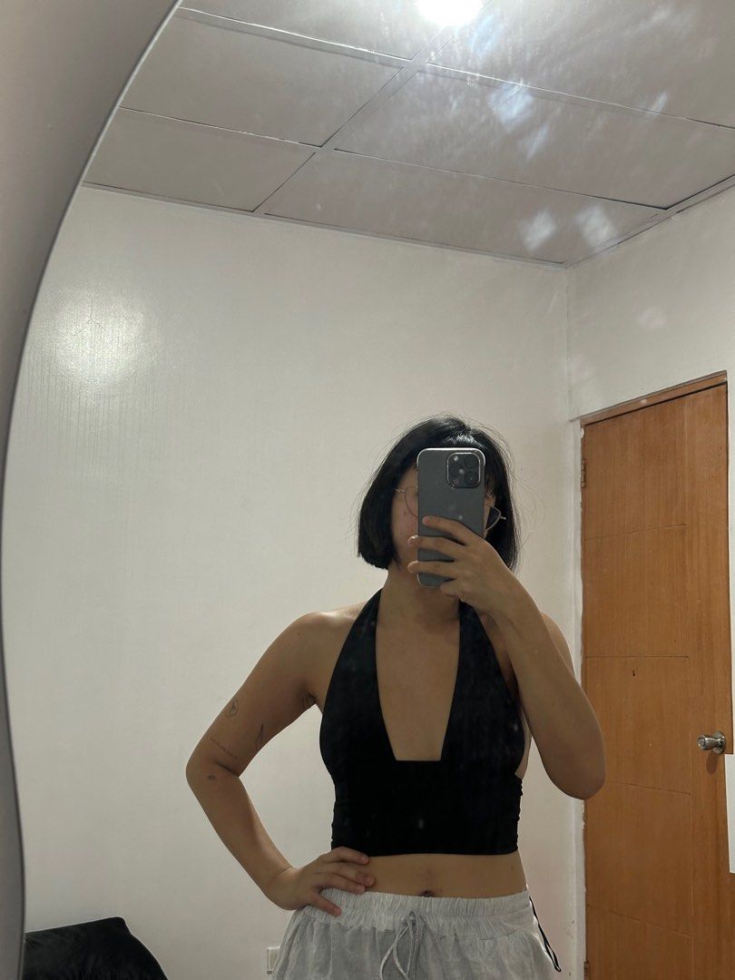 hnm black halter crop top (Category: Sleeveless) located in Quezon City. Submitted by dnnc__ (Listing ID 1416449630, Image 2). Description: - Black halter crop top - Deep V-neckline - Cropped length - Made of stretchy material - Solid black color .