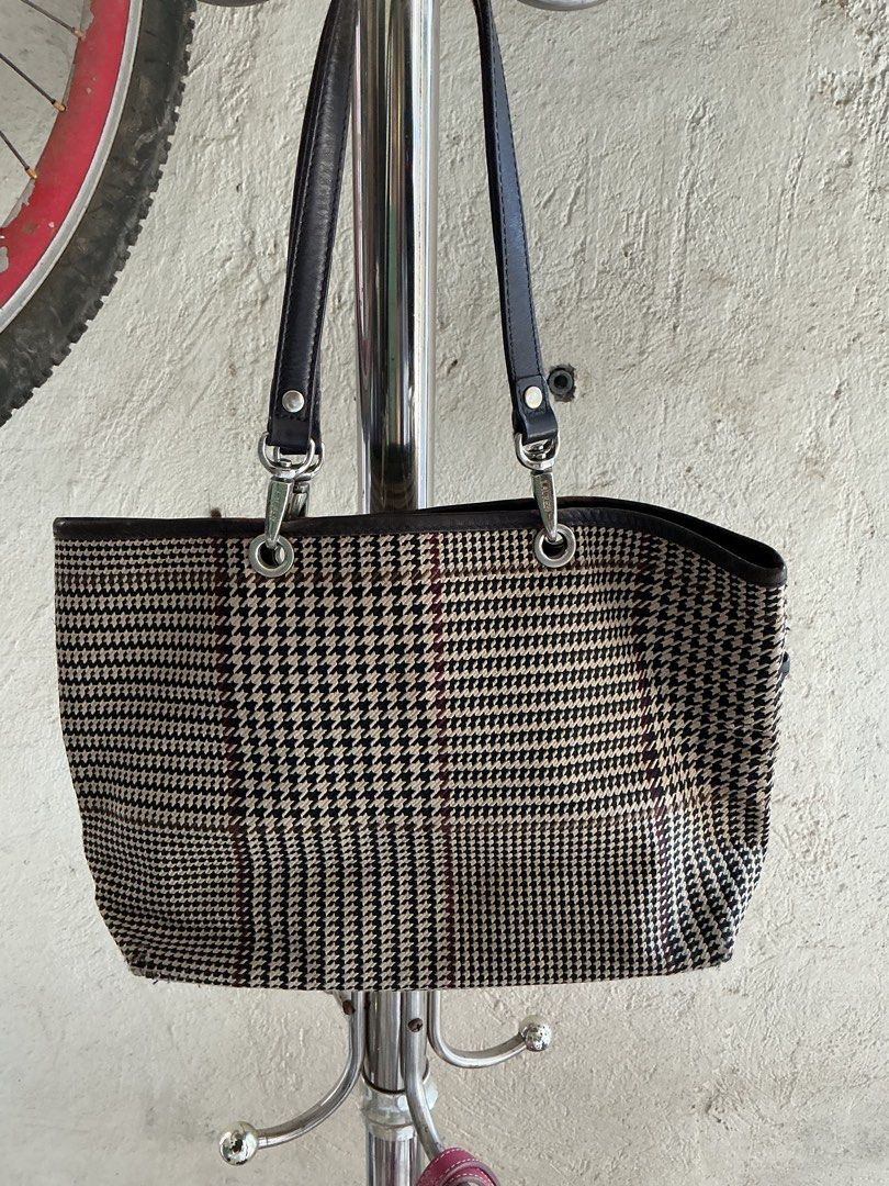 Lauren Ralph Lauren Handbag (Category: Luxury Bags & Wallets) located in Santa Maria. Submitted by marvi_declutter (Listing ID 1416539198, Image 3). Description: - Lauren Ralph Lauren handbag - Houndstooth pattern - Brown interior - Multiple compartments - Zippered pocket - Leather strap - Silver hardware - Interior shows some wear.