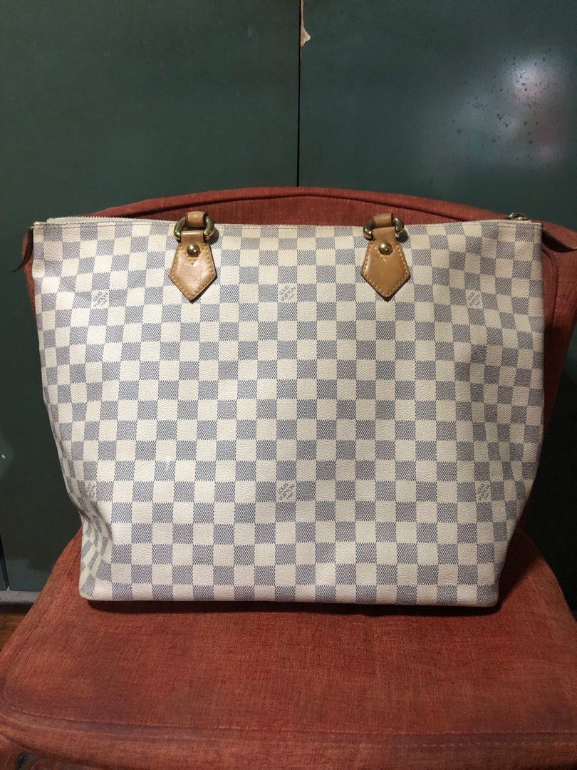 Lv Saleya Gm (Category: Luxury Bags & Wallets) located in Quezon City. Submitted by karma_para_sa_bogus (Listing ID 1416552153, Image 1). Description: Preowned condition. 7/10. guaranteed authentic. no inclusion. .