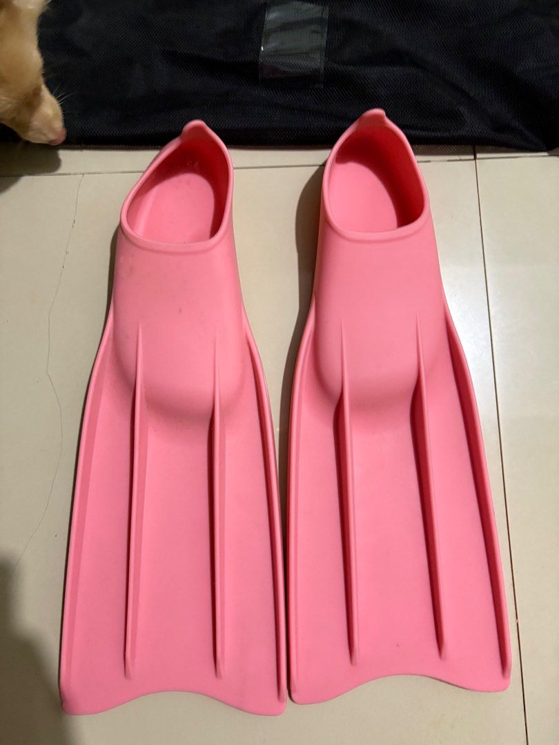 Malik Short Silicone Pink Fins (Category: Water Sports) located in San Mateo. Submitted by b4mmed (Listing ID 1416462332, Image 1). Description: Bought this from Ysla Freediving - xs 36-37 - soft fins .